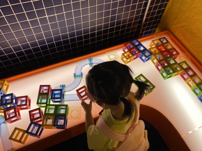 흥미를 많이 갖는 장난감 그리고 교구